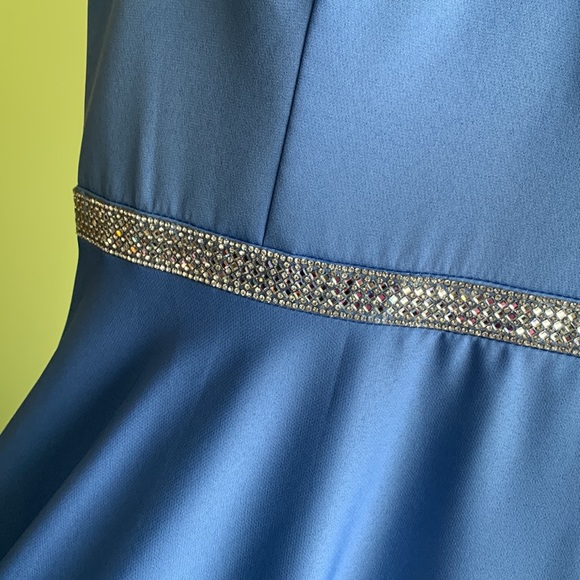 Beautiful Prom Gown Blue with Crystal Bling Size 4 - Picture 5 of 7